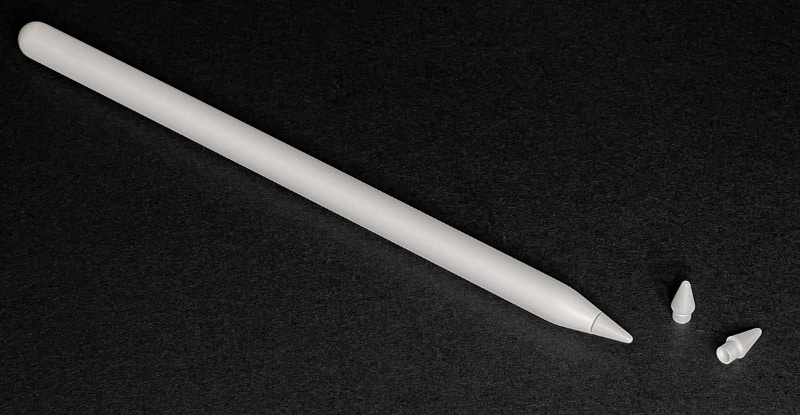 ペン先はApple純正品として<a href="https://www.apple.com/jp/shop/product/MLUN2AM/A/" class="strong b">「Apple Pencilチップ - 4個入り（2420円）</a>が販売されており、容易に交換できる。このペン先は第1世代と第2世代の両方のApple Pencilに対応。