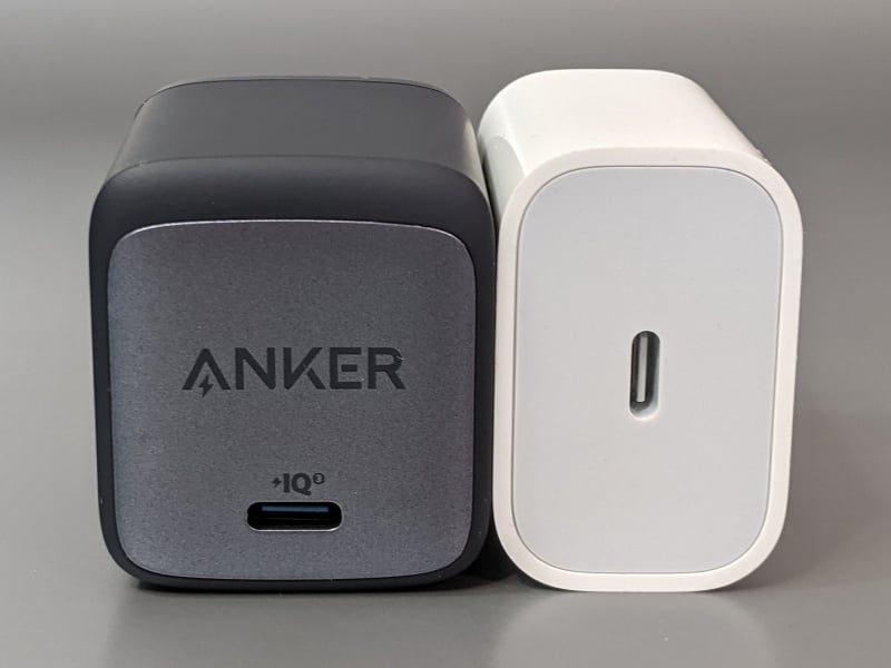 こちらはAppleの20Wアダプター（右）との比較。幅は本製品のほうがややある