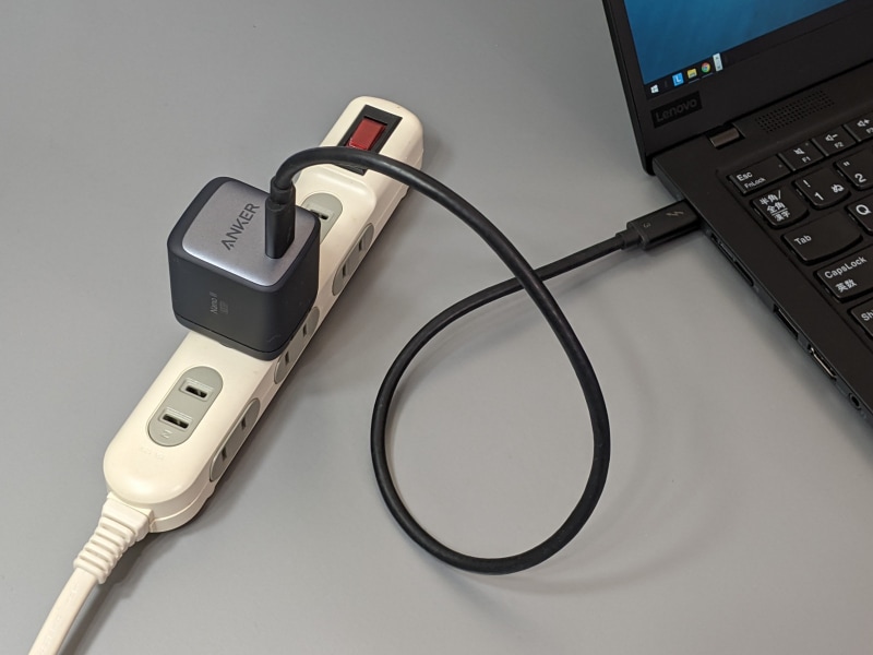 ノートパソコンと接続した状態。コンパクトさゆえ純正ACアダプターの置き換えには最適だ