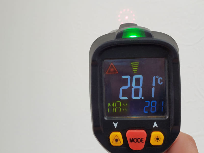 なお、室温は摂氏28.1度だった。普通の温度計を持っていないため、こちらの放射温度計を壁に向けて測った