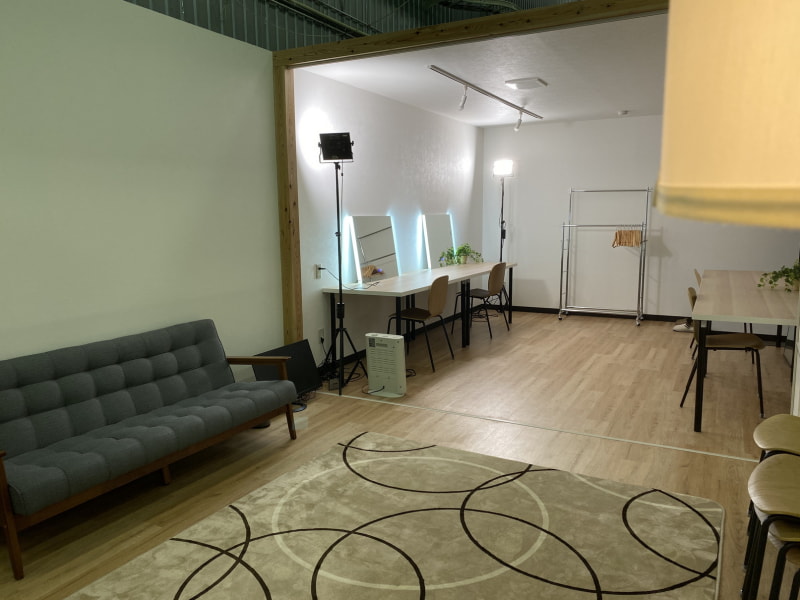 控室の様子。左手の仕切りは外して隣の控室ともつなげられる