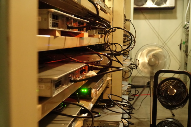 撮影ステージ横の部屋にはレンダリング用のサーバーが並ぶ