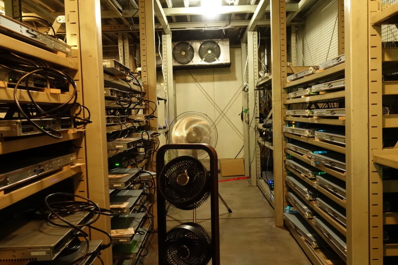 撮影ステージ横の部屋にはレンダリング用のサーバーが並ぶ