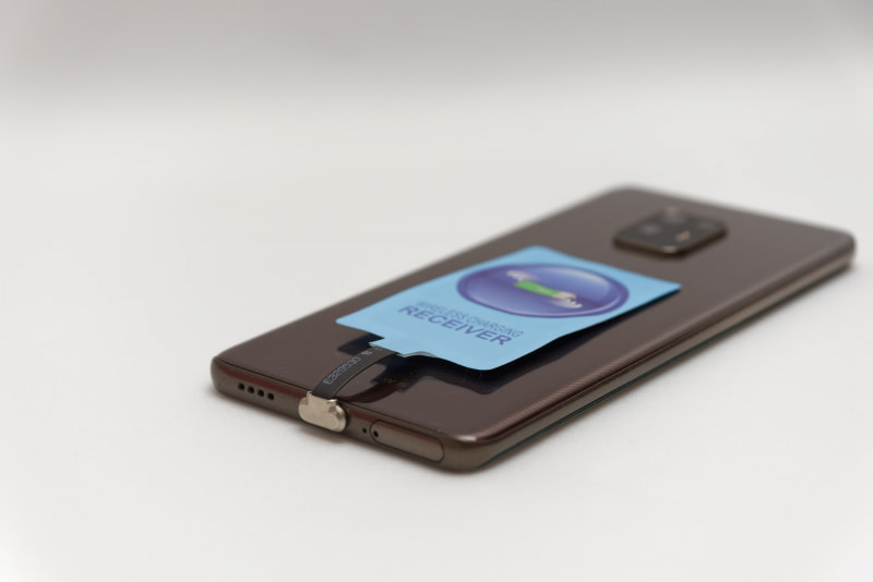 スマートフォンの充電端子に接続。ただこのままでは使いにくいのでケースに挟んで使う