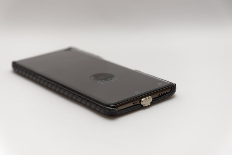 スマートフォンの充電端子に接続。ただこのままでは使いにくいのでケースに挟んで使う