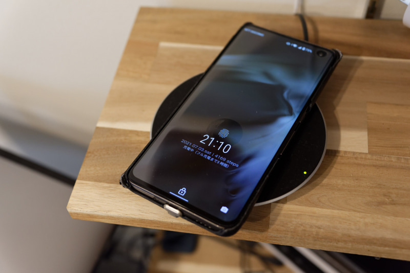 充電台に置くと問題なく給電された。が、充電速度は遅い