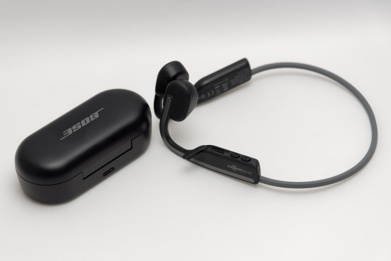 手元にあるBluetoothヘッドセット、2つとも充電端子はType-C