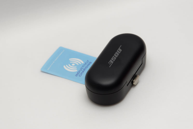 ヘッドセットの充電ケースにワイヤレス充電シートを装着