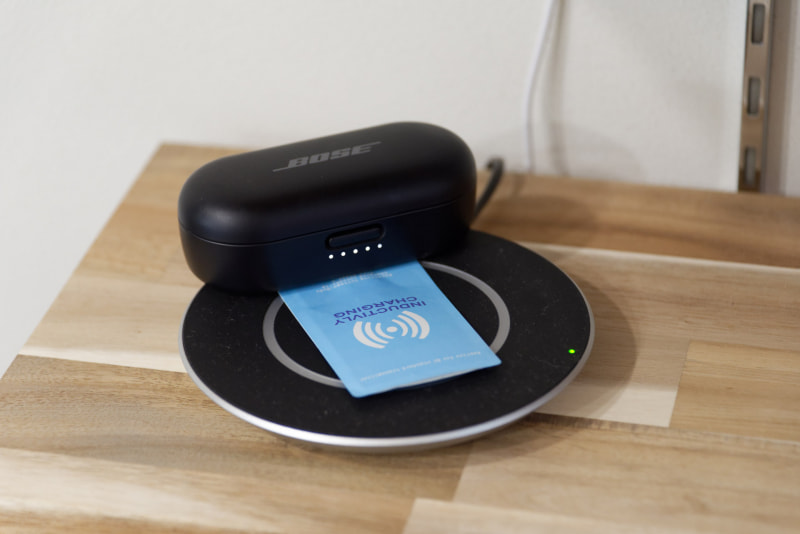 見た目はアレだが、置くだけでヘッドセット（の充電ケース）を充電できる