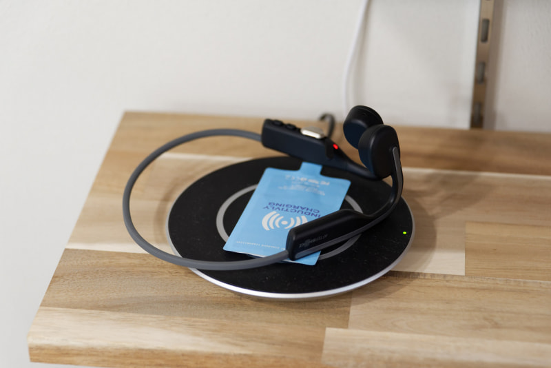 もう1つのヘッドセットも充電OK。ただ、ヘッドセット直で充電するこのタイプは使用するたびに脱着が必要になるので、差しっぱなしにしておける先ほどの充電ケースの方が向いている