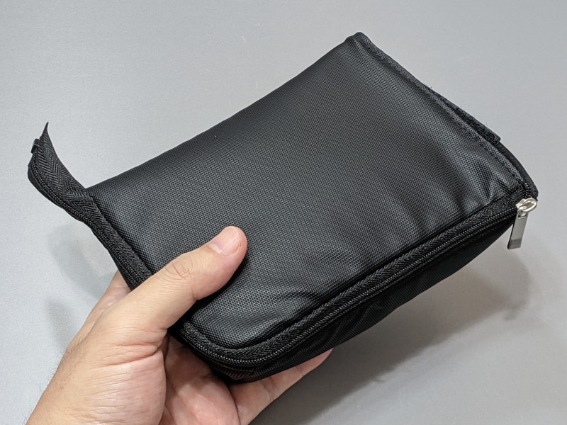 見た目は一般的なポーチ。外側は滑り止め効果のあるPVC素材