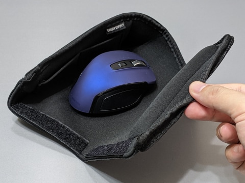 展開するとそのままマウスパッドになる、リストレスト付きのマウス収納