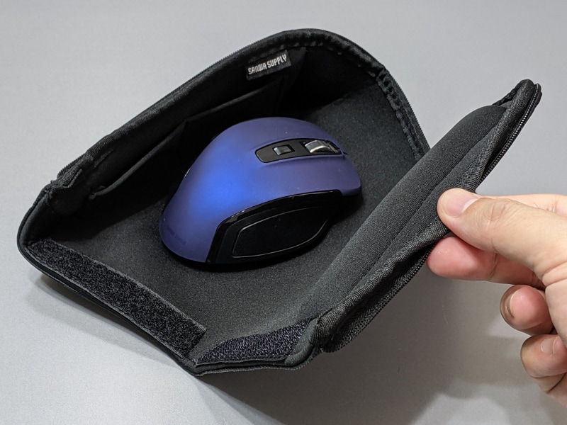 ファスナーを開くと収納していたマウスが姿を現す