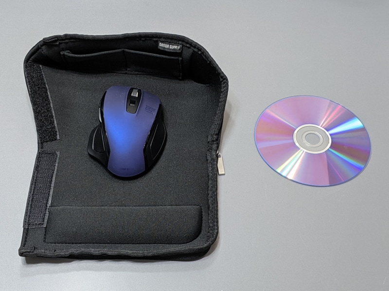 CDとのサイズ比較。意外と大柄であることが分かる