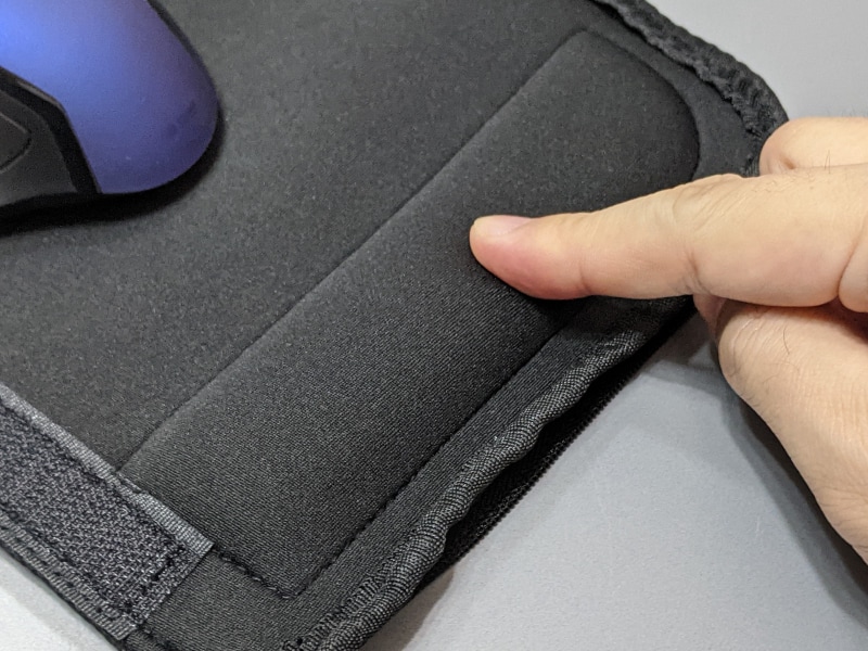 手前にはリストレストが付属している