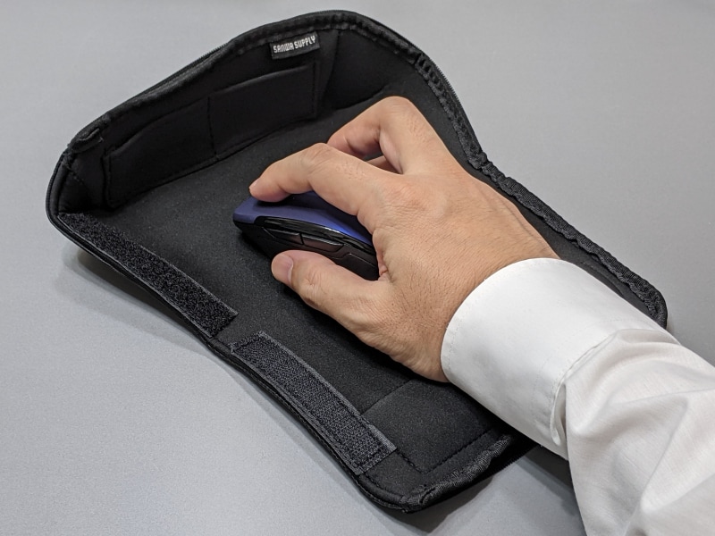 マウスパッドとして使用している状態。内側はネオプレイン製