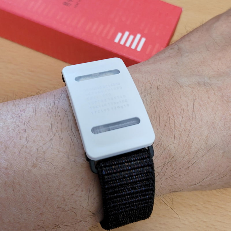 腕に装着した熱中対策Watch……本体表面の呪文のような英数字が気になる