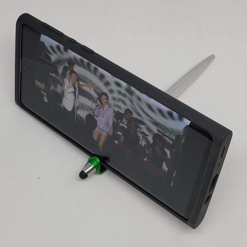 スマホのサイドをクリップするだけで即座にスタンドになる。仰角60度で固定