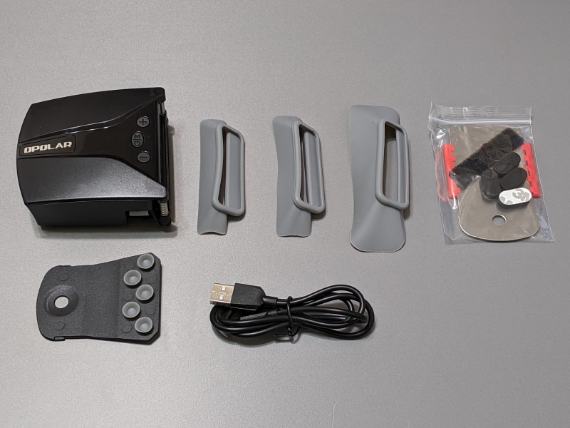 同梱品。ゴムパッキンのほかさまざまな固定用パーツが付属する