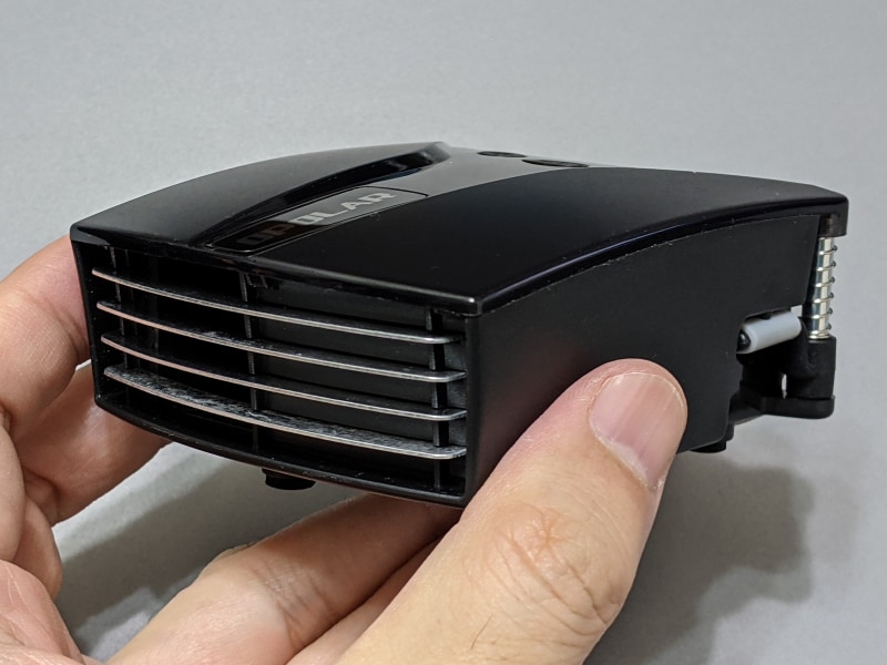 本体。ノートパソコンから吸い出した熱気をここから排出する