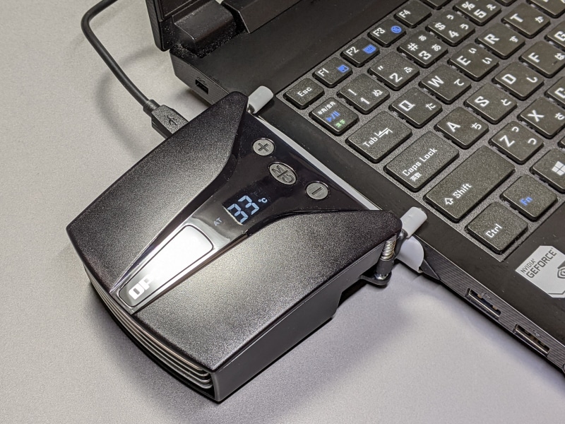 装着した状態。ノートパソコン内部の熱気が強制的に吸い出されていく