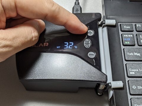 パームレストの不快な熱とはオサラバ ノートパソコン内部の熱気を強制排出するクーラー ケータイ Watch
