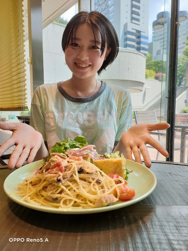 室内の逆光の環境で撮影。人物も食事も背景もバランス良く撮影できている