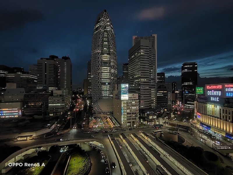 ガラス越しに「夜景」モードで撮影。全体的に明るくきれいに撮影できている