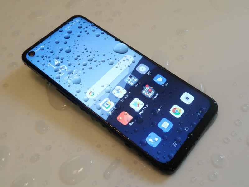 IPX8の防水、IP6Xの防塵に対応する。シャワーなどの水がかかっても問題なく動作する