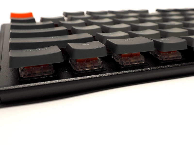 Gateron社のロープロファイルスイッチを使用。キーキャップも一般的なメカニカルキーボードより薄い（写真は赤軸モデル）