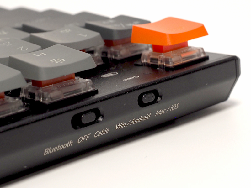 対応OS切り替えと、Bluetooth・有線の切り替えは、背面のスイッチで行う