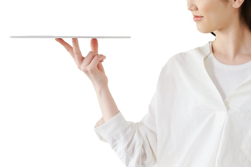 軽くて薄いQUADERNO。とくに薄さが際立ち、A4サイズもA5サイズも厚さは6mm未満なのであった。ただ、軽い一方で、堅牢性はさほど感じられない。無理な力をかけると軋みそう