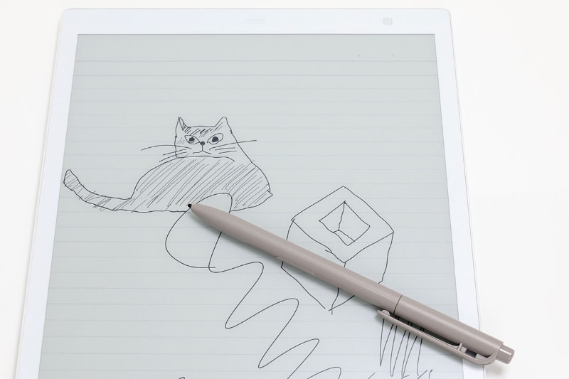 テキトーな落書きでスマンのだが、専用ペンを使いQUADERNOになにかを書いたり描いたりすれば、それがPDFファイルとして自動保存される。<a href="https://www.fmworld.net/digital-paper/tool.html" class="strong bn" target="_blank">テンプレート</a>も多数用意されている