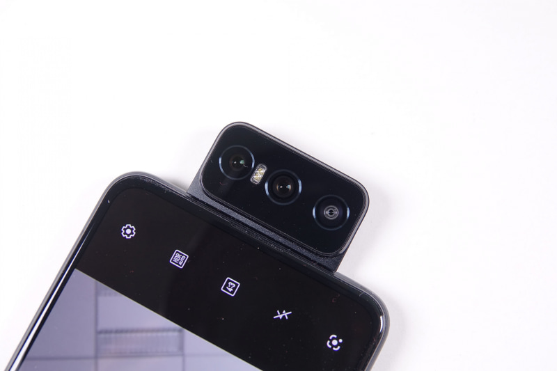 特徴的なフリップカメラ。フロント（前面）に向けたフリップカメラ。左から8MP望遠カメラ、64MP広角カメラ、12MP超広角カメラ