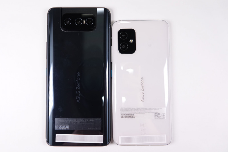 「Zenfone 8 flip」（左）と「Zenfone 8」（右）