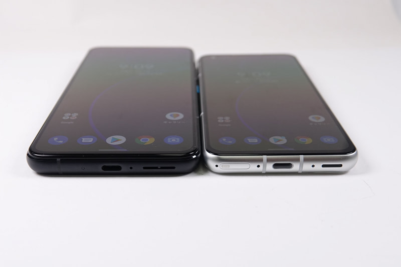 「Zenfone 8 flip」（下）と「Zenfone 8」（上）