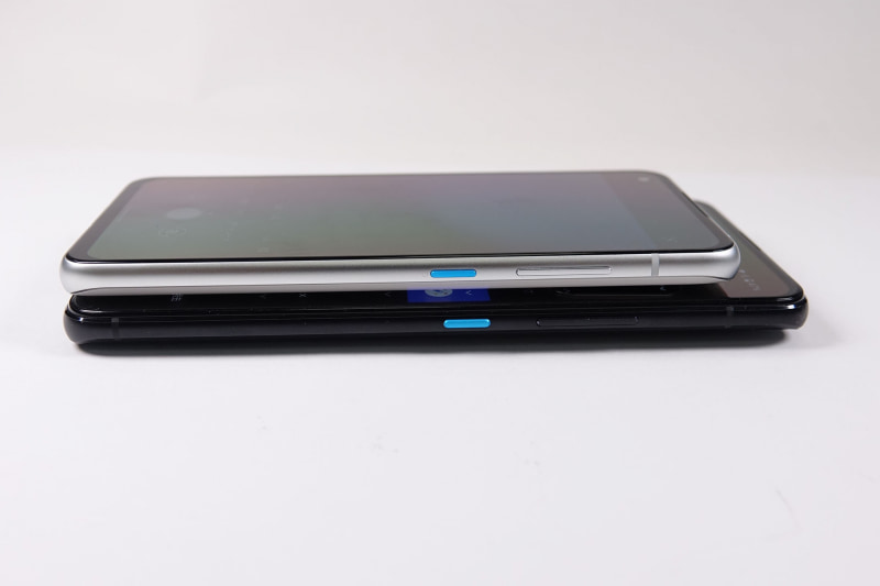 「Zenfone 8 flip」（下）と「Zenfone 8」（上）