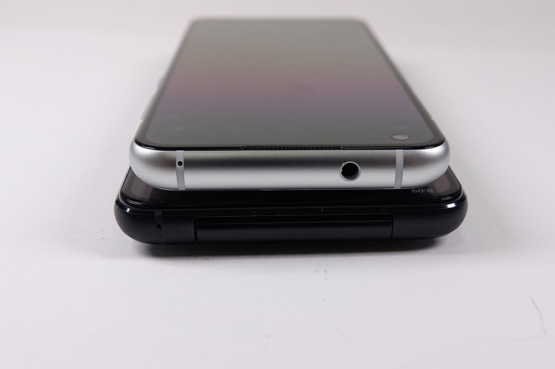 「Zenfone 8 flip」（下）と「Zenfone 8」（上）
