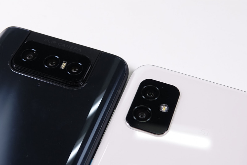 カメラ部、「Zenfone 8 flip」（左）と「Zenfone 8」（右）