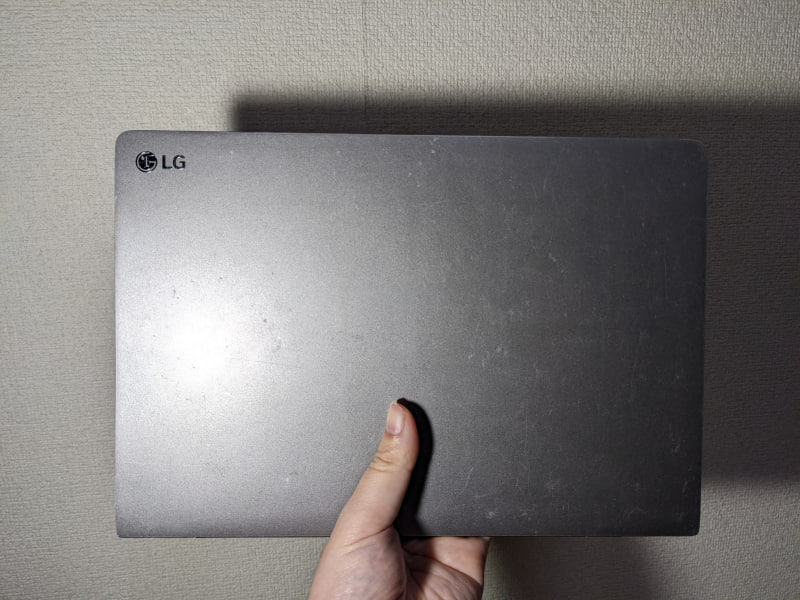 ちょっと古いですが、軽くて持ち運び自在、私の自慢のモバイルパソコンです。LGの「gram」