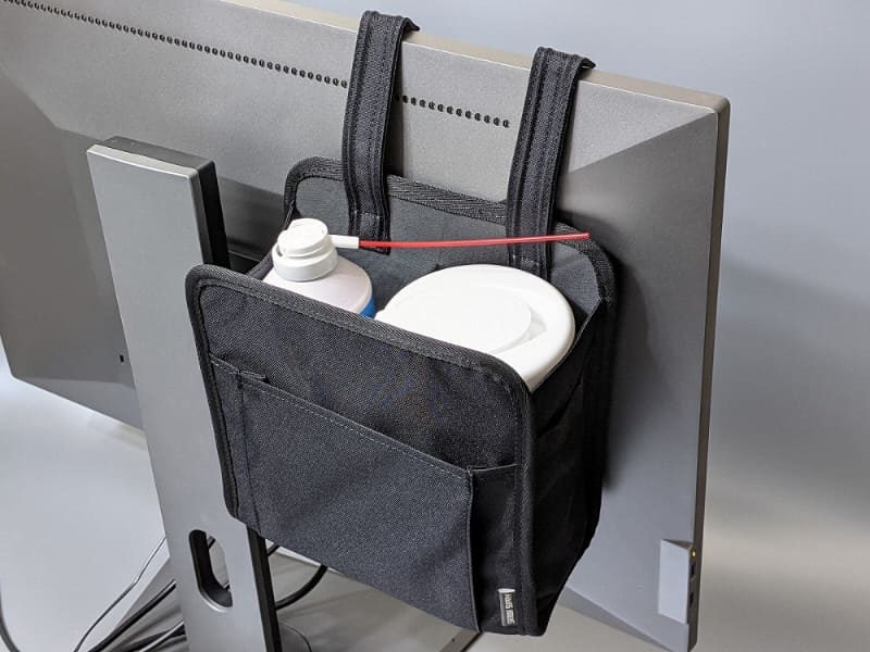 ディスプレイ背面に引っ掛けた状態。ディスプレイの形状に合わせてフックを曲げて調整する