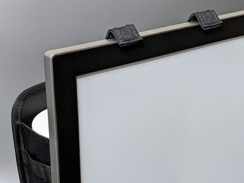 ディスプレイ背面はデッドスペースになっているので正面からは見えない。ベゼルが極端に薄いディスプレイとの相性はあまりよくなさそうだ