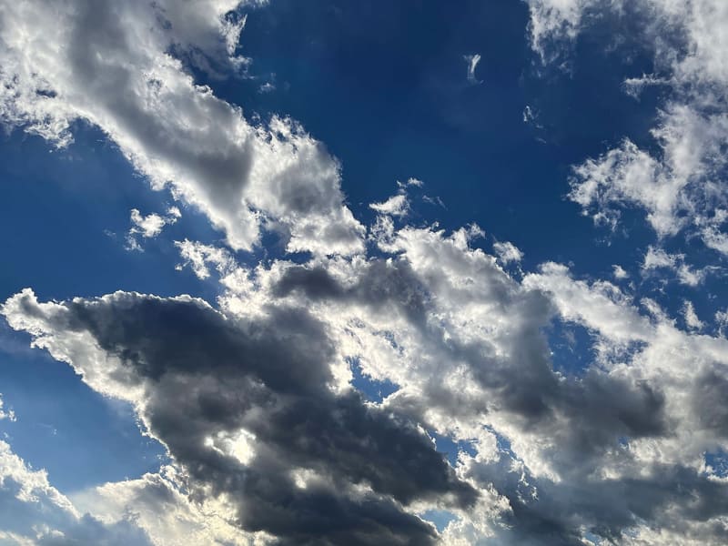 ある日の夕空をiPhone 12 Pro Maxで撮影したもの。左から超広角、広角、望遠で撮影したもの。やや控えめな画質調整が加わり、実際の風景よりちょっとエモーショナルな見栄えの写真が撮れる。