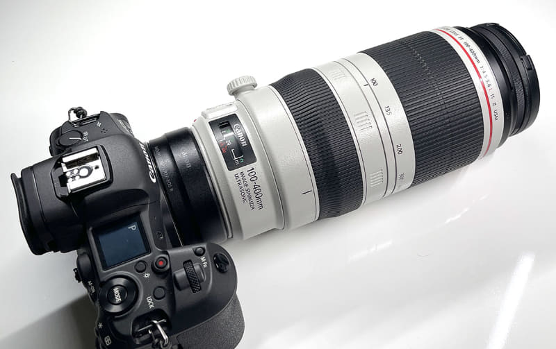 EOS R5とEF100-400mm F4.5-5.6L IS II USMをマウントアダプター EF-EOS Rを介して組み合わせた図。全然軽くない?こんなのミラーレスカメラじゃな（以下略）。