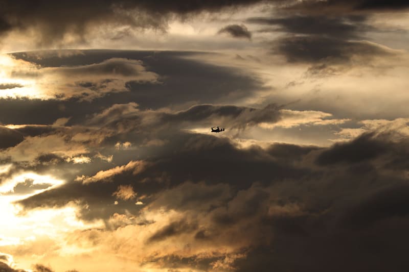 開封の儀のあと、夕空を撮ってみると……お?素晴らしい望遠レンズですな?コレは。雲の細部がしっかり撮れるし、通過するオスプレイまで……えっオスプレイ!!!　なにこれ夕雲をバックにオスプレイってラッキー♪　コントラストも美しい。