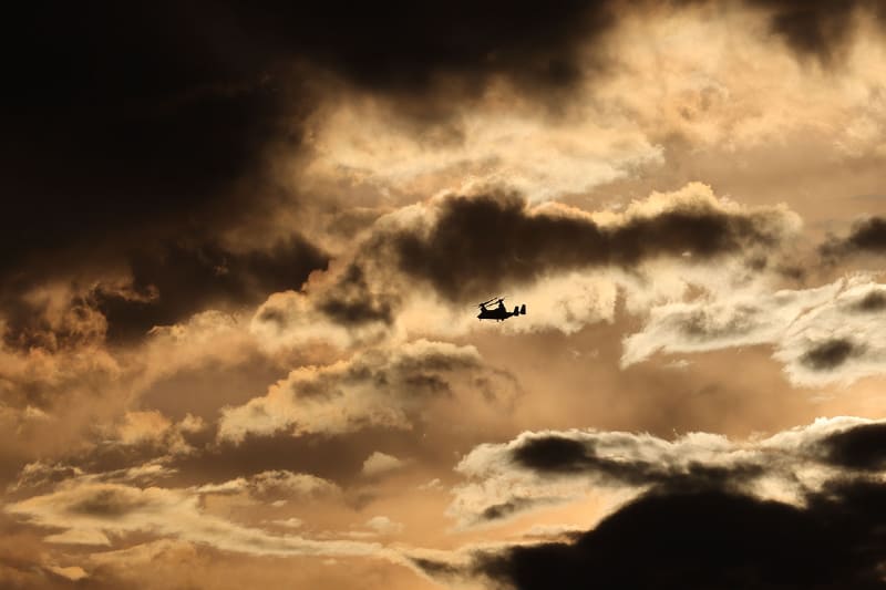 ちなみに上の写真もこの写真も焦点距離は400ｍｍで最大倍率。だが、EOS R5は高解像度なので、左のようにある程度のトリミング（実質上のズームアップ相当）をしても問題ない。左はドットバイドットの画像だが、よく見るとオスプレイの排気まで写っていてビックリ!!!