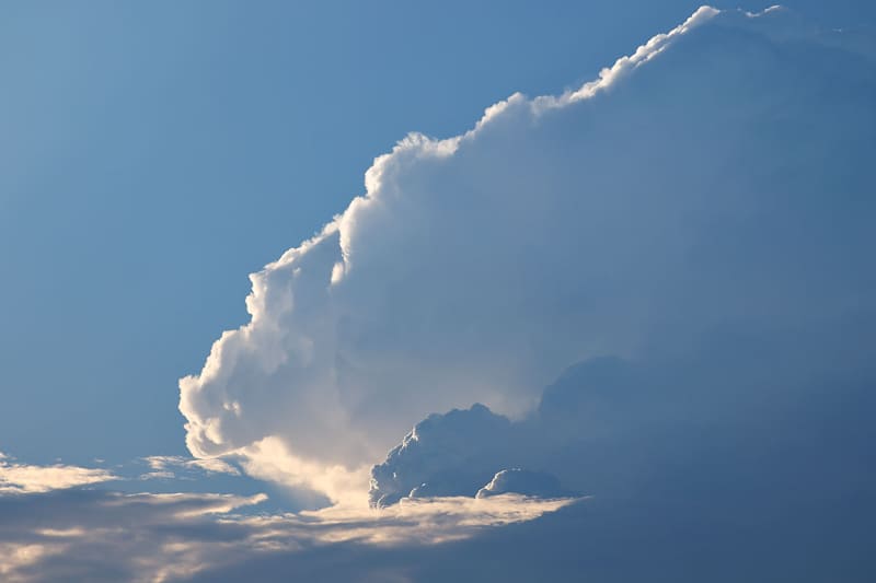 アリガチな夏の夕雲。しかし望遠レンズ越しに見ると、「あの中にラピュタがあるんじゃない?」的なミニ積乱雲の姿が見えたりして愉快だ。左から、100mm、153mm、400mm。