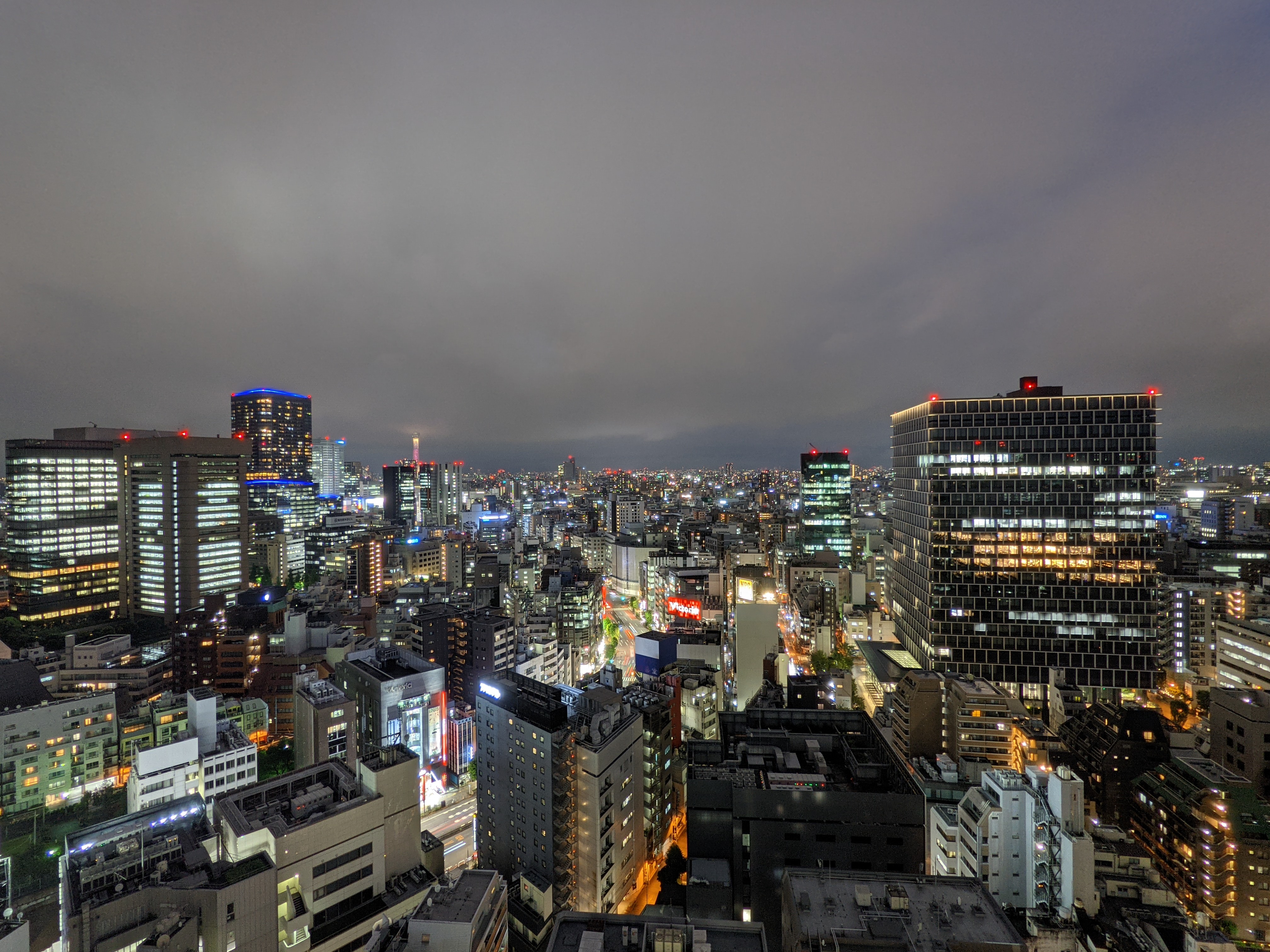 0.6倍で撮影（4枚すべて夜景モードで撮影）