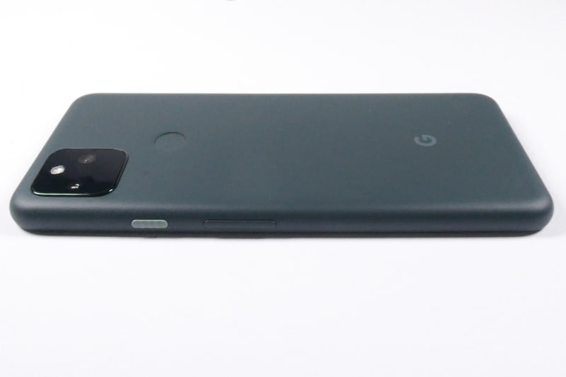 右側面、電源ボタンと音量ボタン