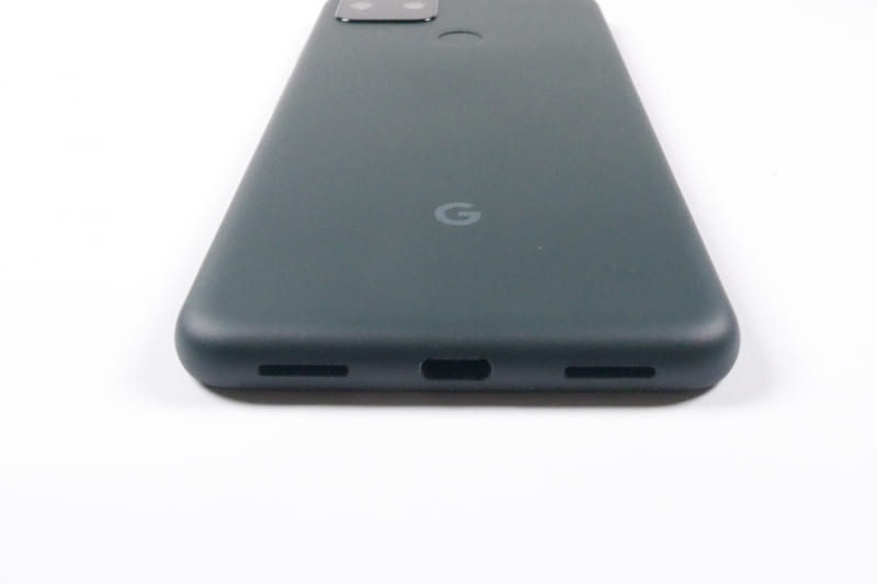 下側面、USB Type-C端子とステレオスピーカー